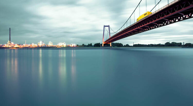 LKW fährt auf Brücke